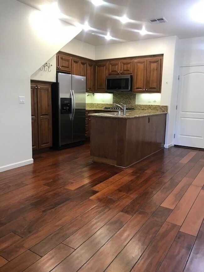 Foto del edificio - STUNNING 3BD / 3.5BA TOWNHOME AVAILABLE IN FREMONT, CA!!!