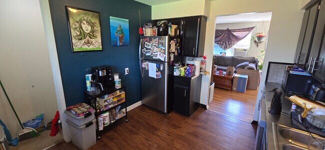 Cocina 2 - 4590 W Dakota Ave