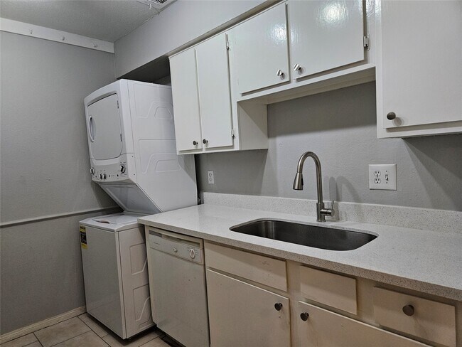 Foto del edificio - 5711 Sugar Hill Dr