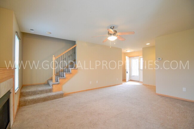 Building Photo - 3 Bedroom townhome with 2 car attached garage