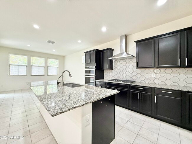 Building Photo - 735 W Derringer Way