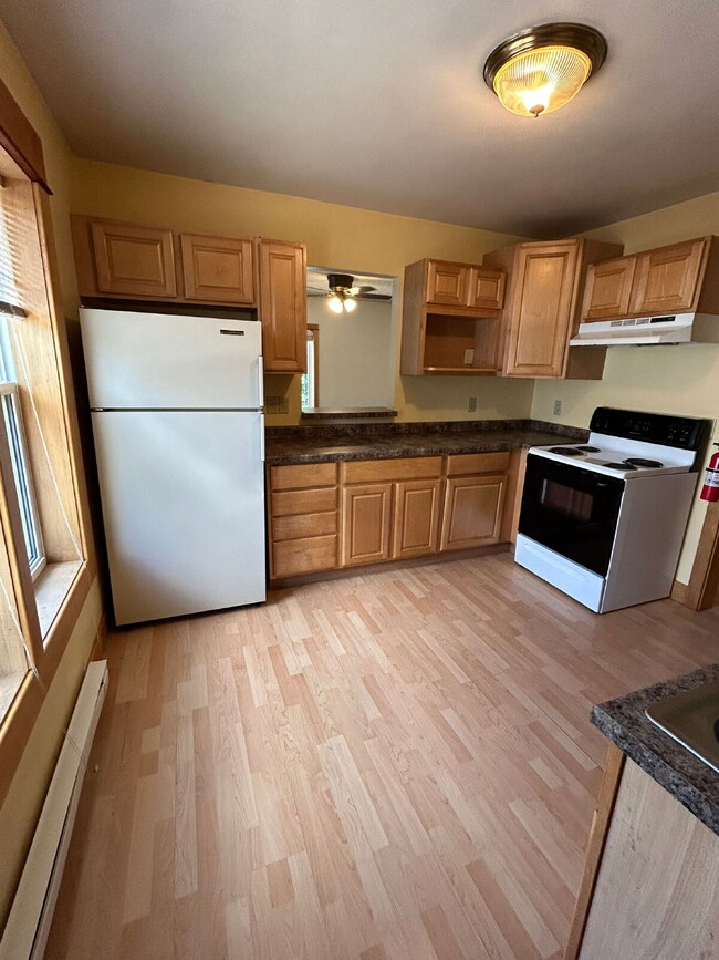 Building Photo - New On Market - 3 Bedroom, 1 Bathroom Duplex