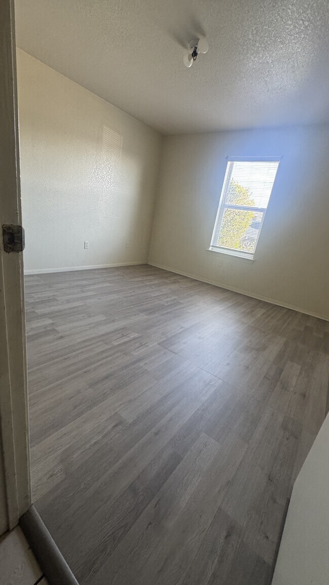 Building Photo - 1102 Circle M Dr