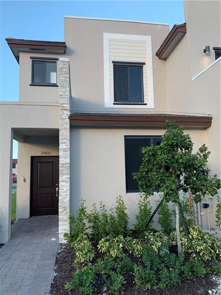 Foto principal - 20651 NE 7th Pl