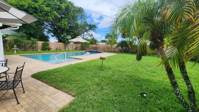 Foto del edificio - 225 E Ilex Dr