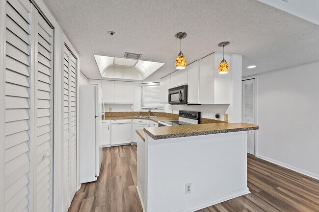 Building Photo - 700 Uno Lago Dr