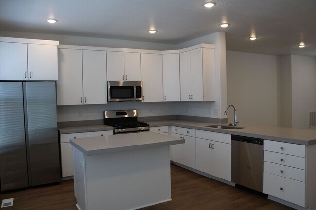 Foto del edificio - 3-bedroom, 2.5-bath townhome offering modern living in an unbeatable location.