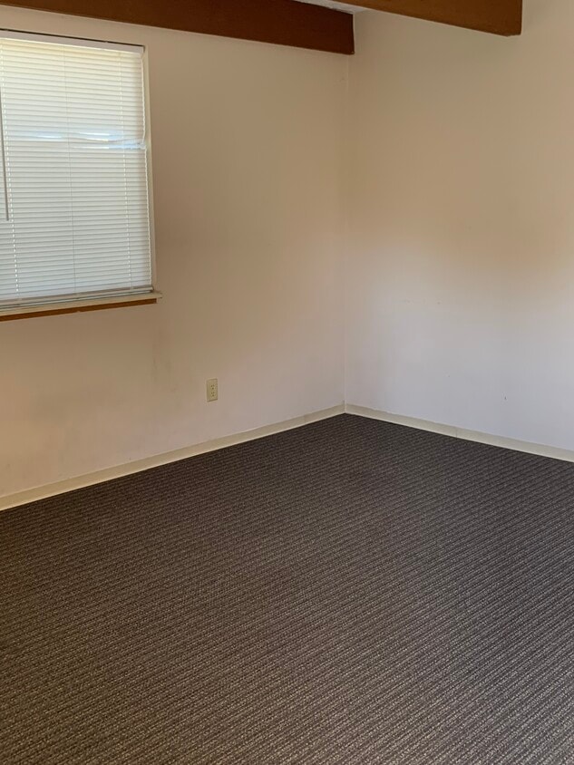 Building Photo - 1660 Lakeview Dr