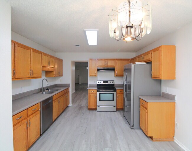 Foto del edificio - Updated 3BR/2BA Home with 2-Car Garage, Brand New LVP Flooring, Fresh Paint, Open Living Spaces &...