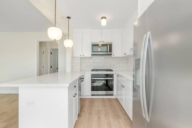 Interior Photo - 2053-2067 N. Argyle Ave