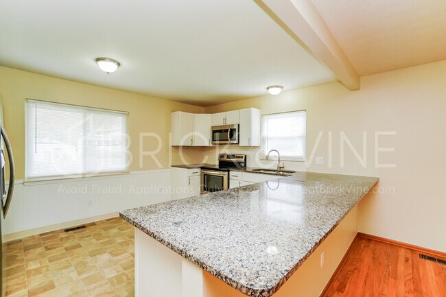 Foto del edificio - 5034 Cryodon Blvd N
