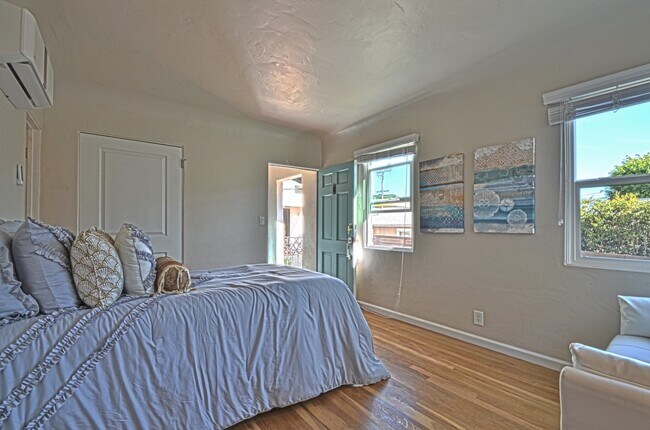 Foto del edificio - Must See! Amazing Studio in Hillcrest - Character GALORE