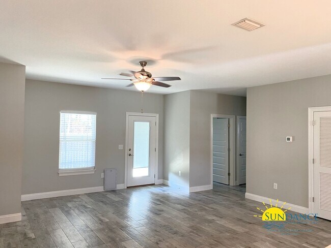 Building Photo - Elegant Navarre home with lots of natural light from windows!