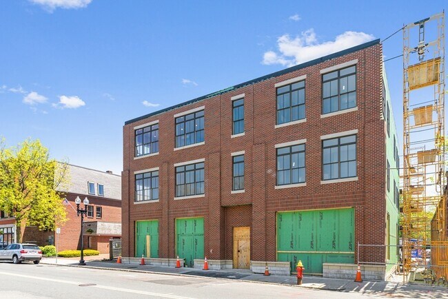 Building Photo - 421 Main St