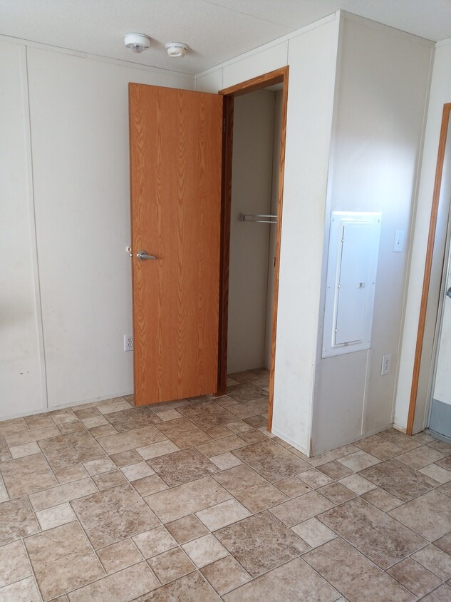 Building Photo - 111 W Rowan St