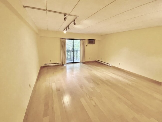 Building Photo - Modern 2-bed, 1.5-bath condo on the 4th fl...