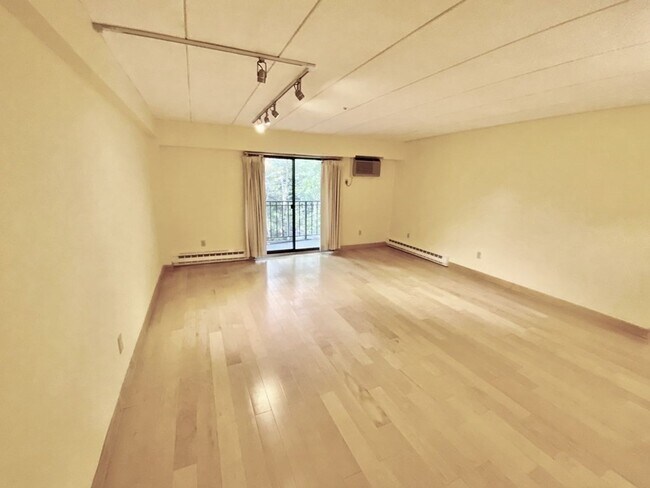 Foto del edificio - Modern 2-bed, 1.5-bath condo on the 4th fl...