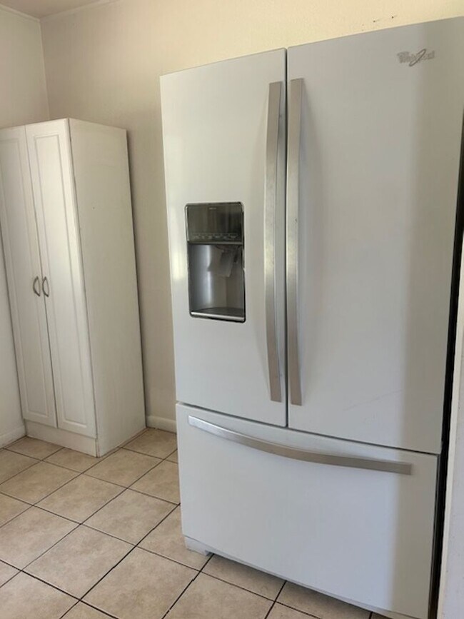 Building Photo - 3 bed 1 bath fenced backyard- pet friendly!