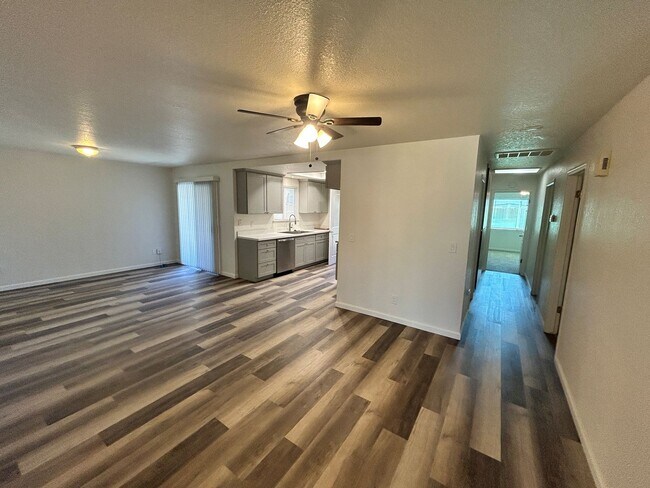 Building Photo - MOVE IN SPECIAL Updated 3 Bedroom 2 Bathro...