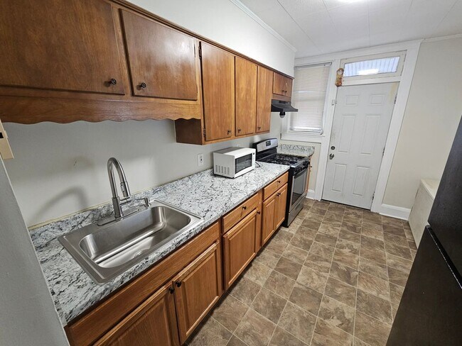 Foto del edificio - 2 Bedroom 1 Bathroom in Belair-Edison