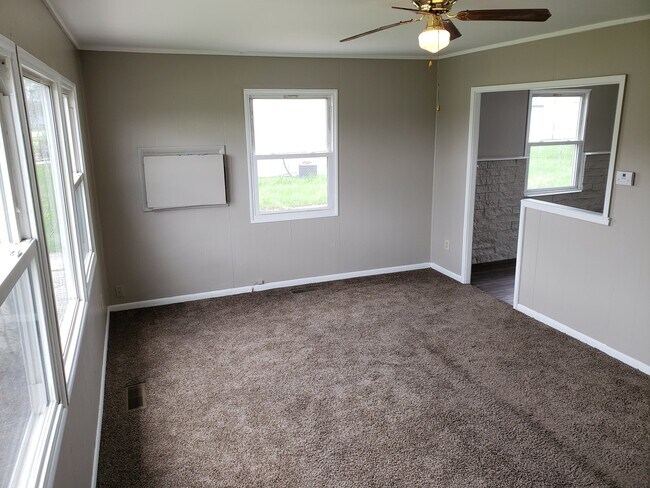 Foto del edificio - Charming 3-Bedroom Ranch Home on Corner Lo...