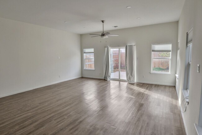Foto del edificio - 1622 Dakota St