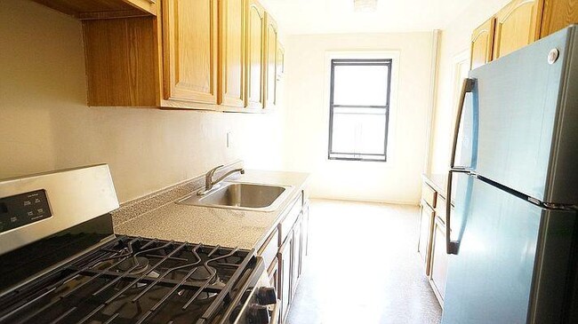 Foto del edificio - 3 bedroom in BRONX NY 10467