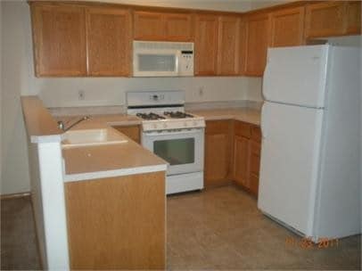 Building Photo - 1554 SW Reindeer Ave