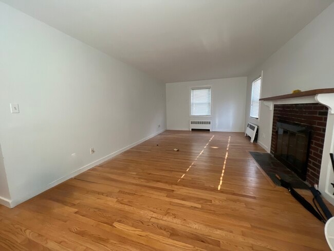 Building Photo - 51 Bacon St