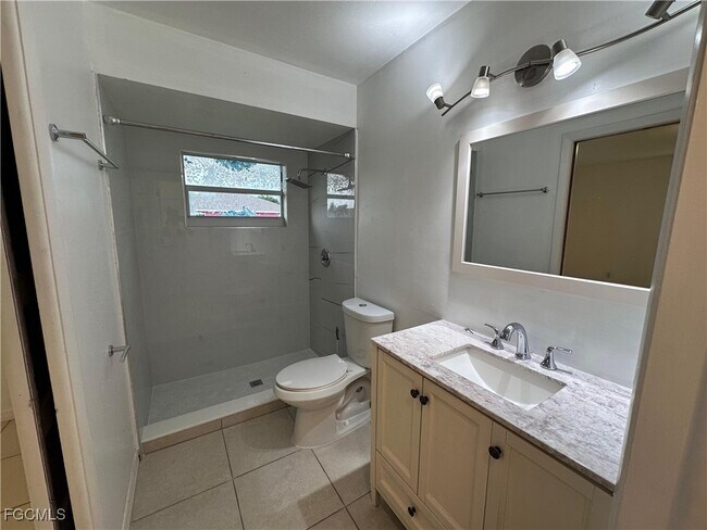 Foto del edificio - 4517 SW Santa Barbara Pl