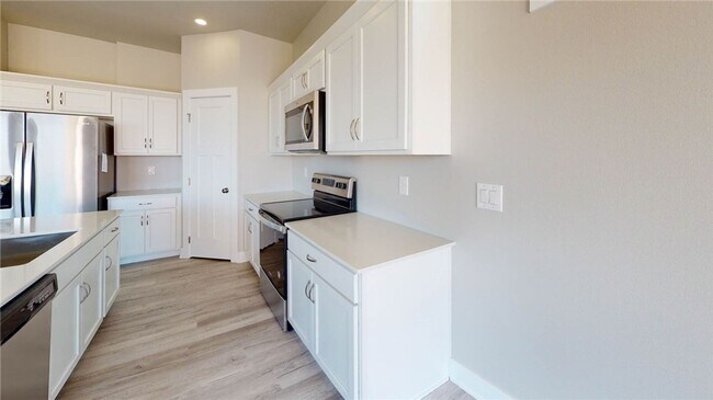 Building Photo - Beautiful 4 Bed Ranch Home w/ fully finish...