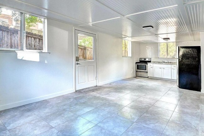 Foto del edificio - PRICE DROP!!!  Beautiful 3 Bed / 1 Bath Garden Apartment in Prime Boulder Location!