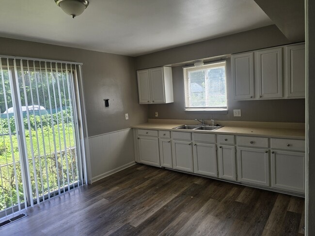 Building Photo - 21094 Reimanville Ave