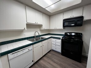 Building Photo - 475 N Midway Dr