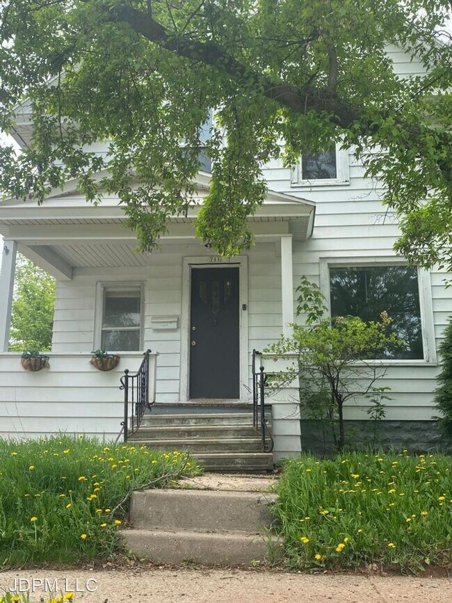 Building Photo - 5 br, 1.5 bath House - 711 Vine Avenue