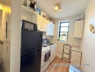 Building Photo - 829 Beacon St