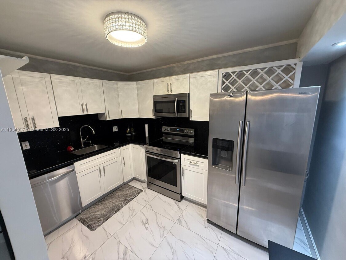 Foto principal - 900 NE 195th St