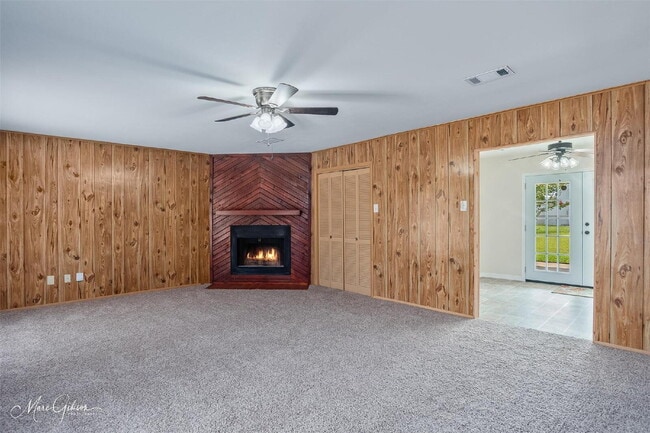 Building Photo - "Charming 3-Bedroom Retreat with Cozy Fire...