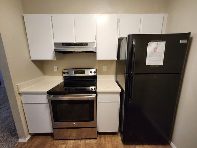 Building Photo - 2-Bedroom Apartment -Great Location! Limit...