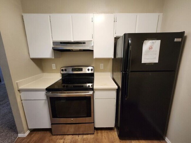 Foto del edificio - 2-Bedroom Apartment -Great Location! Limit...
