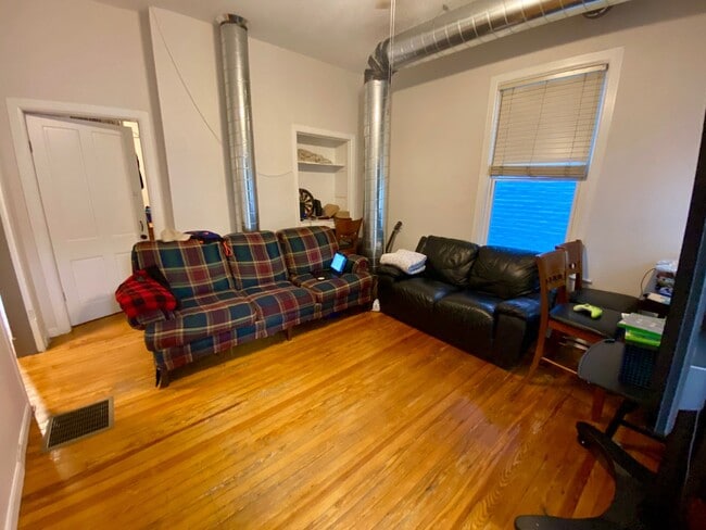 Foto del edificio - 5 bedroom /2 bath Mins. from UC for $750/p...