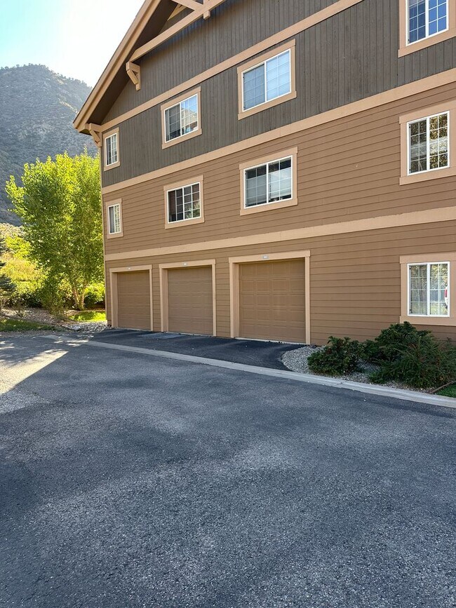 Building Photo - Two Bedroom Two Bath New Castle Condo with...