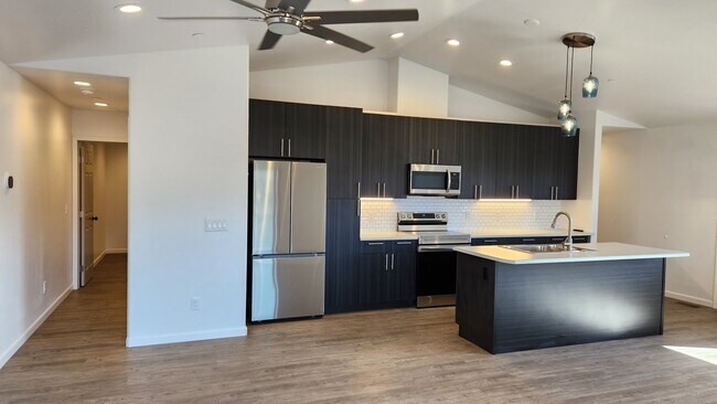 Foto del edificio - 570 Bent River Rd