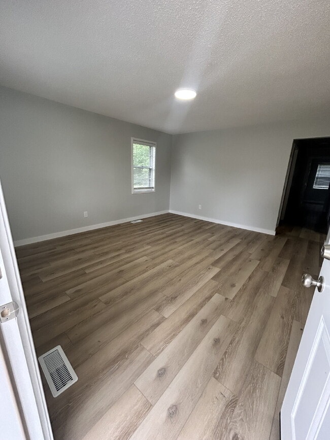 Building Photo - "Charming 3-Bed Home with 1.5 Baths on Vine Street – Perfect Blend of Comfort and Convenience in ...
