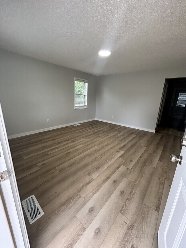 Foto del edificio - "Charming 3-Bed Home with 1.5 Baths on Vine Street – Perfect Blend of Comfort and Convenience in ...