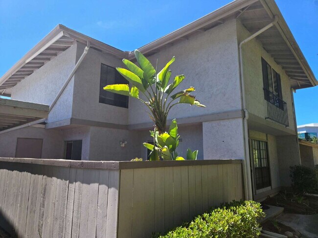 Foto del edificio - A spacious 3-bed, 2-bath condo is convenie...