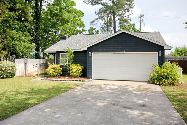Building Photo - 306 Robin Hood Cir