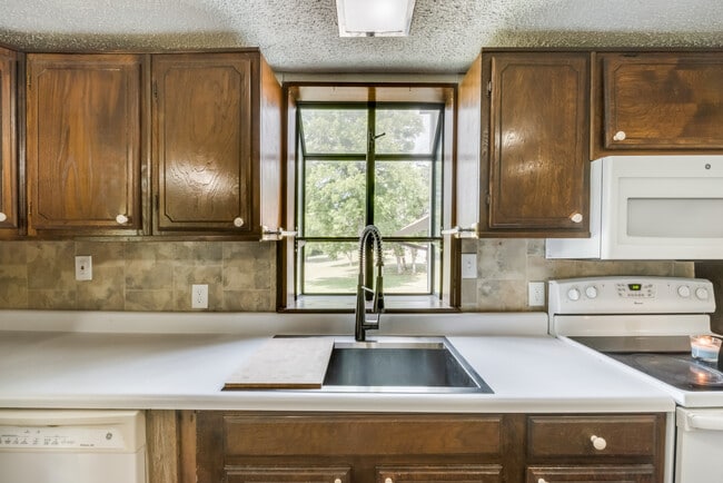 Building Photo - 1131 Redbud Ln