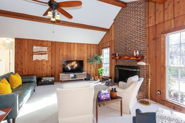 Foto del edificio - Super cute 3 bedroom, 2 bath home on woode...