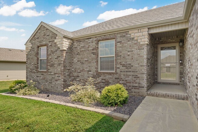 Foto del edificio - Modern 3 Bed / 2 Bath Home with Open Layout & Fenced Yard